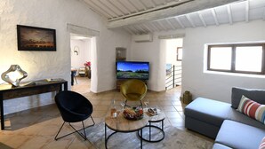Smart-tv, dvd-spelare och en stereo
