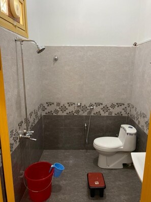 Shower, free toiletries, slippers, towels - The Riverine Inn (Swat)