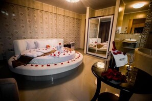 Comfort Studio Suite | Down duvets, in-room safe, individually decorated