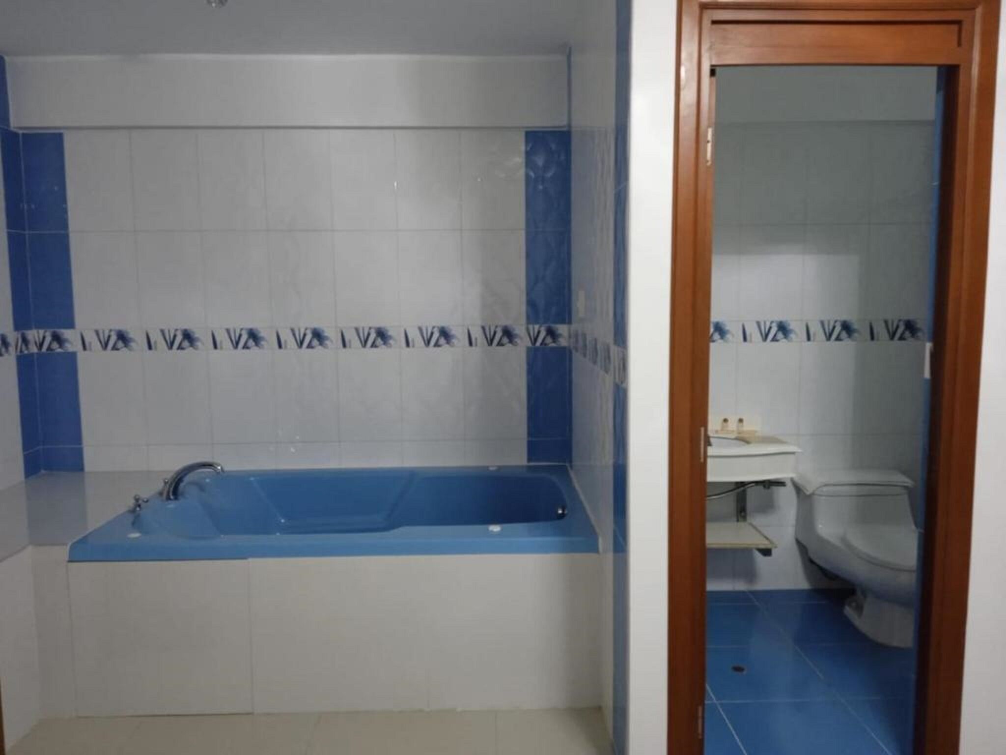 Un baño con bañera, inodoro y lavamanos.