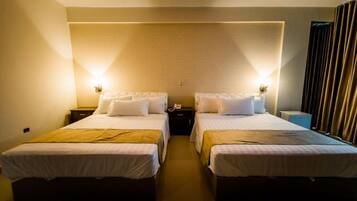 Standard-Zweibettzimmer | Daunenbettdecken, Zimmersafe, individuell dekoriert