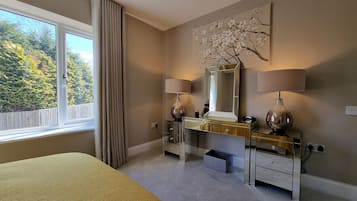 House, Multiple Beds | 4 bedrooms, iron/ironing board, free WiFi, bed sheets