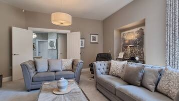 House, Multiple Beds | Living room | 30-inch TV with cable channels, fireplace