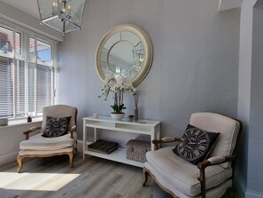 Ferienhaus, Mehrere Betten | Wohnzimmer | 30-Zoll-Fernseher mit Kabelempfang, Kamin
