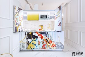 Frigorífico, microondas, placa de cocina y cafetera o tetera