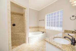 Baignoire, serviettes fournies, savon, shampoing