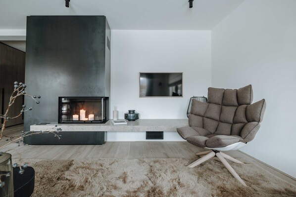 Unclassified image, 1 of 18, button