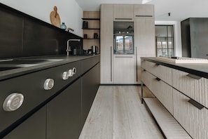 Kühlschrank, Ofen, Geschirrspüler, Wasserkocher mit Kaffee-/Teezubehör