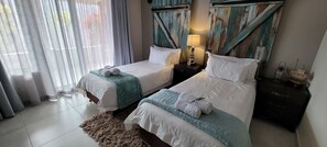 Quarto casal ou duplo standard | Cofres nos quartos, Wi-Fi de cortesia