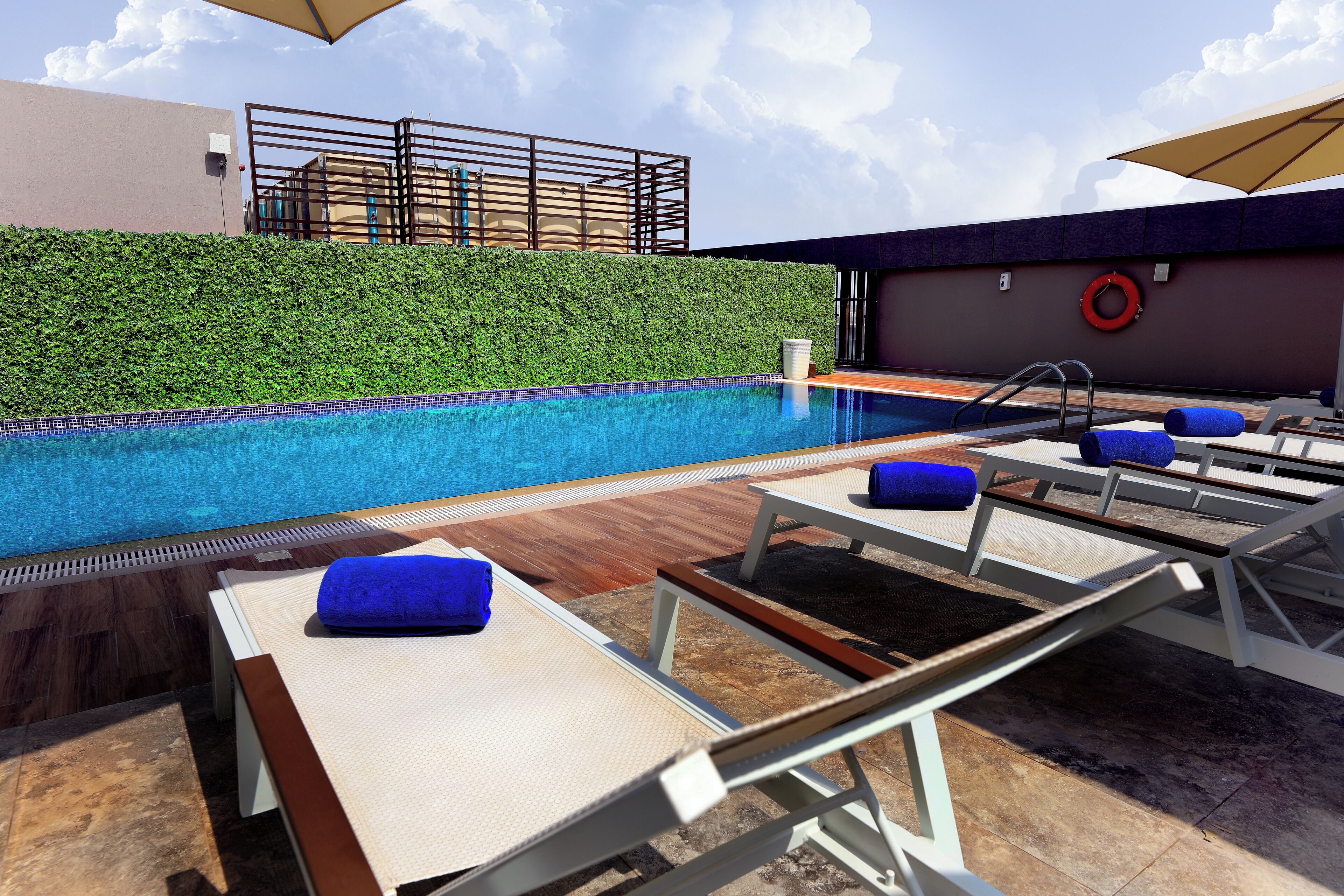 Utendørsbasseng og solsenger