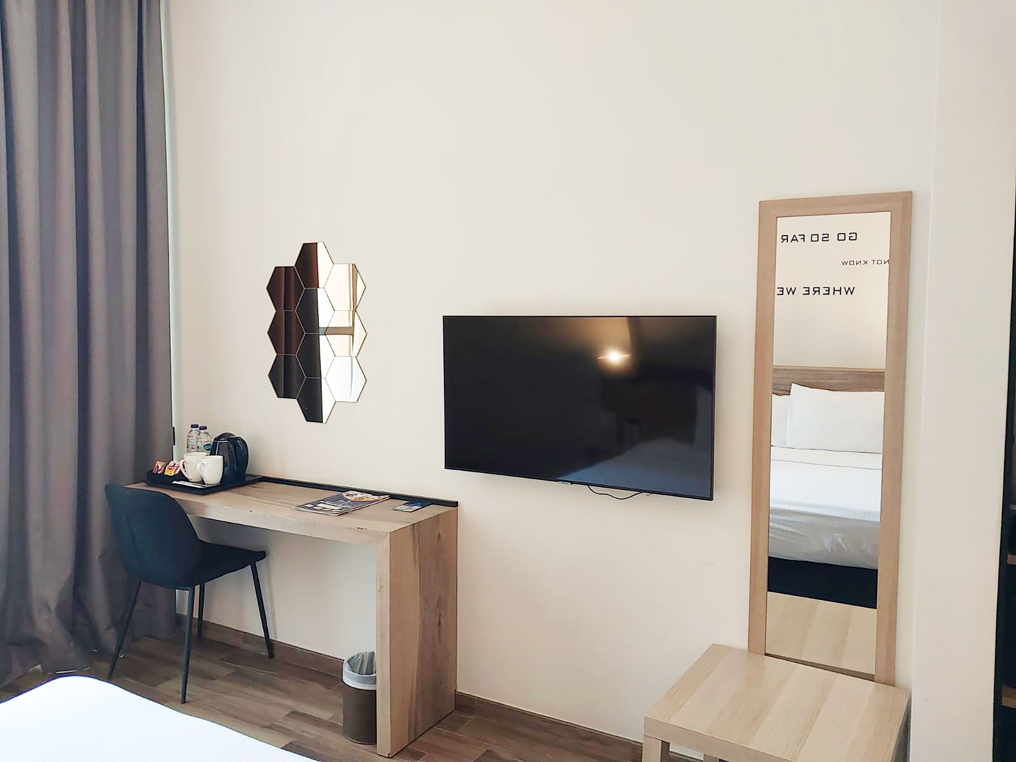 Minibar, caja de seguridad en la habitación y muebles diferentes 