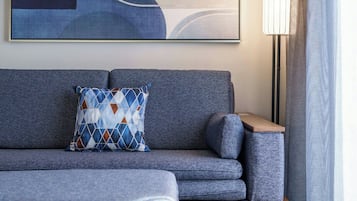 Hypo-allergenic bedding, in-room safe, desk, laptop workspace