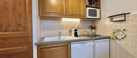 Refrigerador, microondas, placa de cocina, lavavajillas