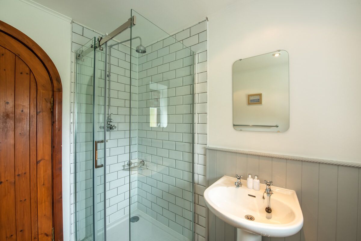 Combined shower/bathtub, hair dryer, towels, toilet paper