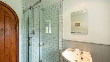 Combined shower/bathtub, hair dryer, towels, toilet paper