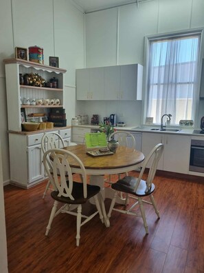 冰箱、微波炉、烤箱、炉灶