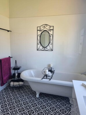 浴缸、吹风机、毛巾、肥皂