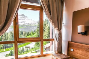 Interior - Cosy, modern 2-bed with fireplace & beautiful views (Flaine)
