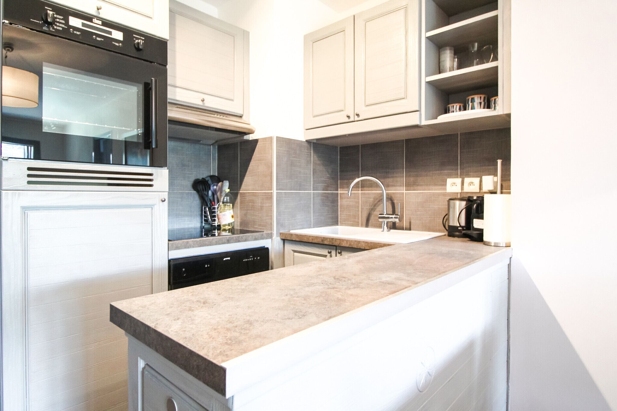 Fridge, oven, dishwasher, coffee/tea maker
