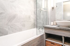 Badewanne, Haartrockner, Handtücher