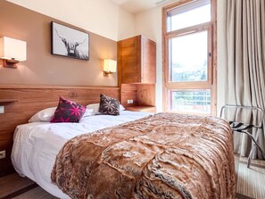 1 bedroom, free WiFi, bed sheets - Bright, spacious South-facing 1-bed ski-in ski-out apartment (Flaine)