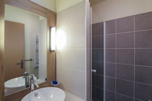 Bathtub, hair dryer, towels