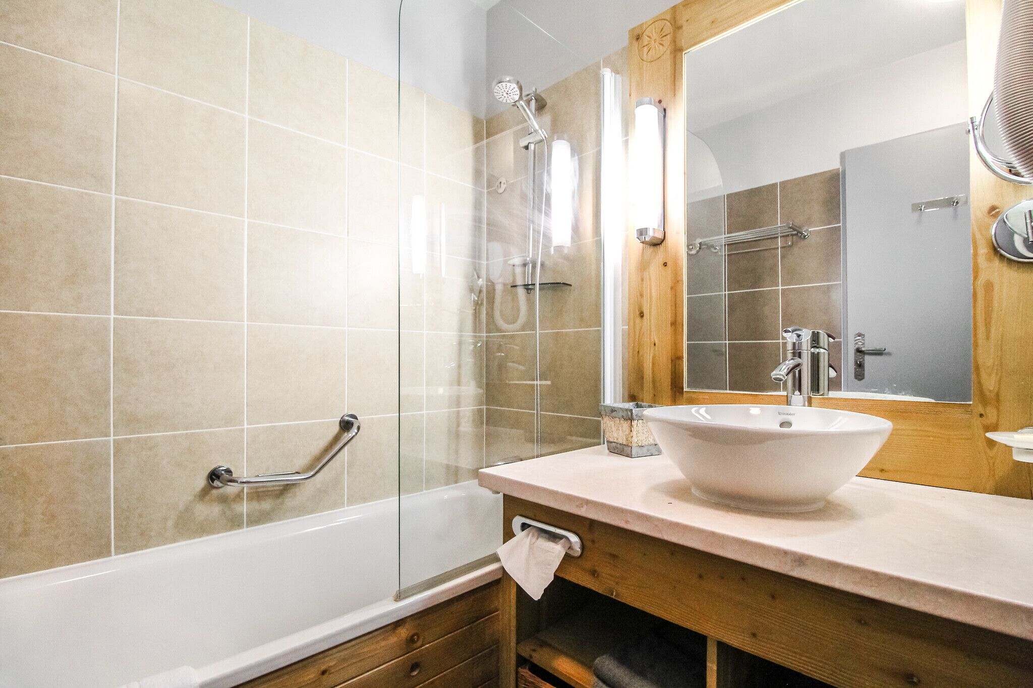 Baignoire, sèche-cheveux, serviettes fournies