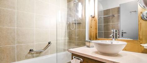 Baignoire, sèche-cheveux, serviettes fournies