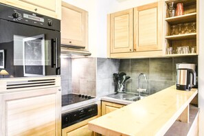 Een koelkast, een oven, een kookplaat, een vaatwasser