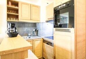 Réfrigérateur, four, plaque de cuisson, lave-vaisselle