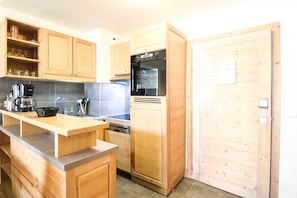 Fridge, oven, dishwasher, coffee/tea maker