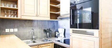 Fridge, oven, dishwasher, coffee/tea maker