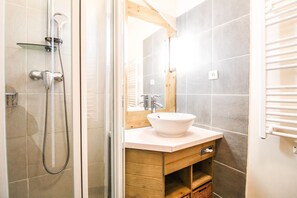 Baignoire, séchoir à cheveux, serviettes fournies