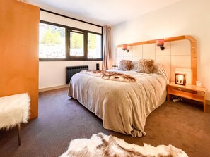 1 bedroom, bed sheets