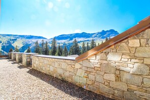 Property grounds - Spacious south-facing T3 with runway, parking, swimming pool (Flaine)