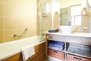 Badewanne, Haartrockner, Handtücher