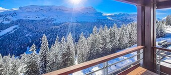 Exceptional 3-bed penthouse apartment with fireplaces and stunning views