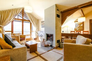 TV, fireplace