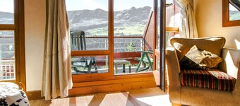 Exceptional 3-bed penthouse apartment with fireplaces and stunning views