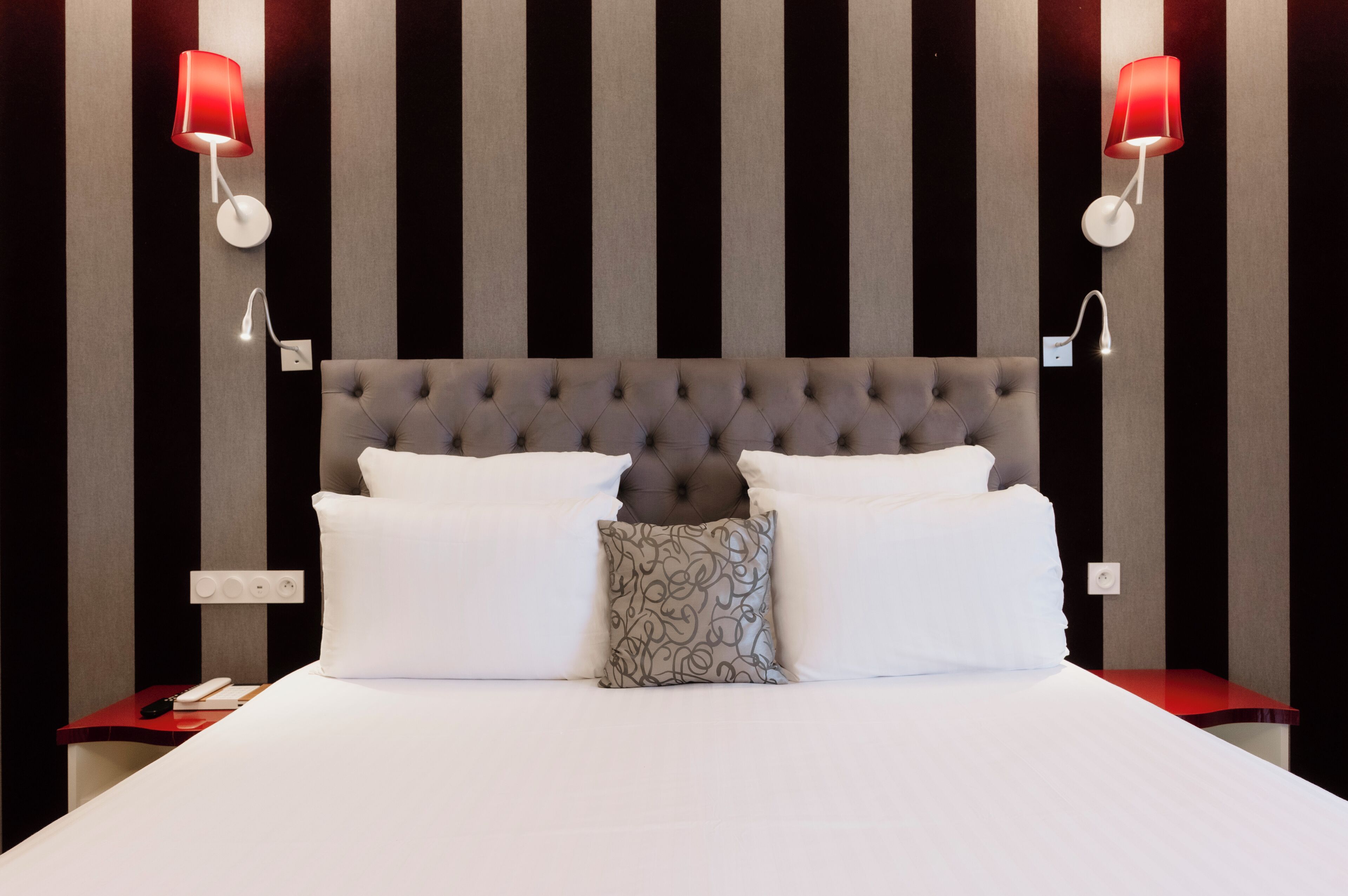 ルーム クイーンベッド 1 台 | 高級寝具、セレクト コンフォート製ベッド、セーフティボックス (室内)、客室ごとに異なる装飾