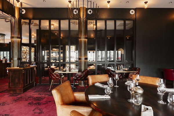 Breakfast, lunch, dinner served; alfresco dining