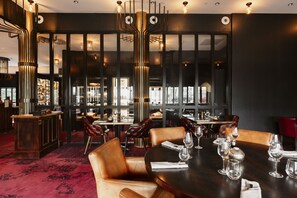 供應早餐、午餐和晚餐，露天餐廳