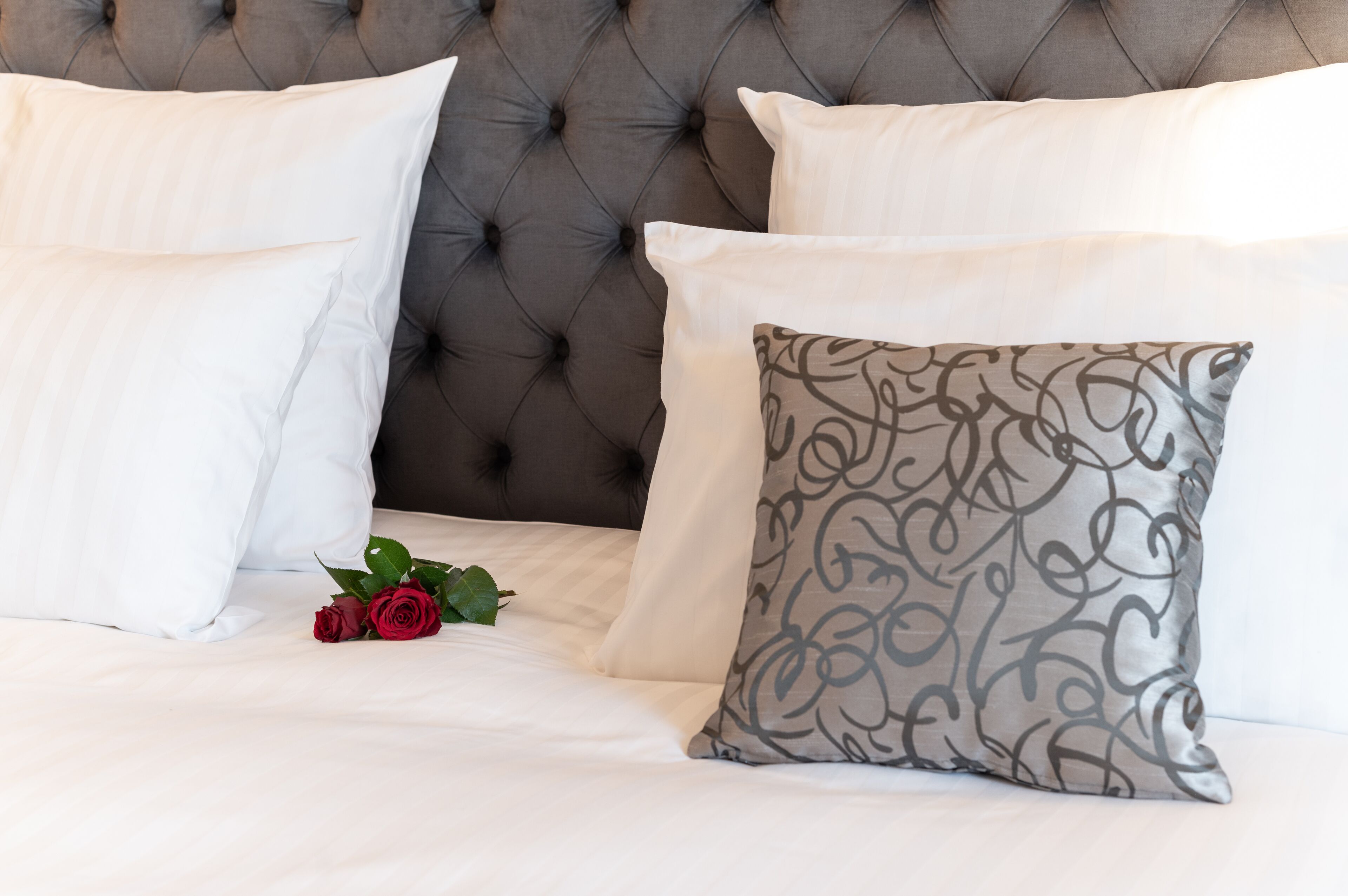 高級寝具、セレクト コンフォート製ベッド、セーフティボックス (室内)、客室ごとに異なる装飾