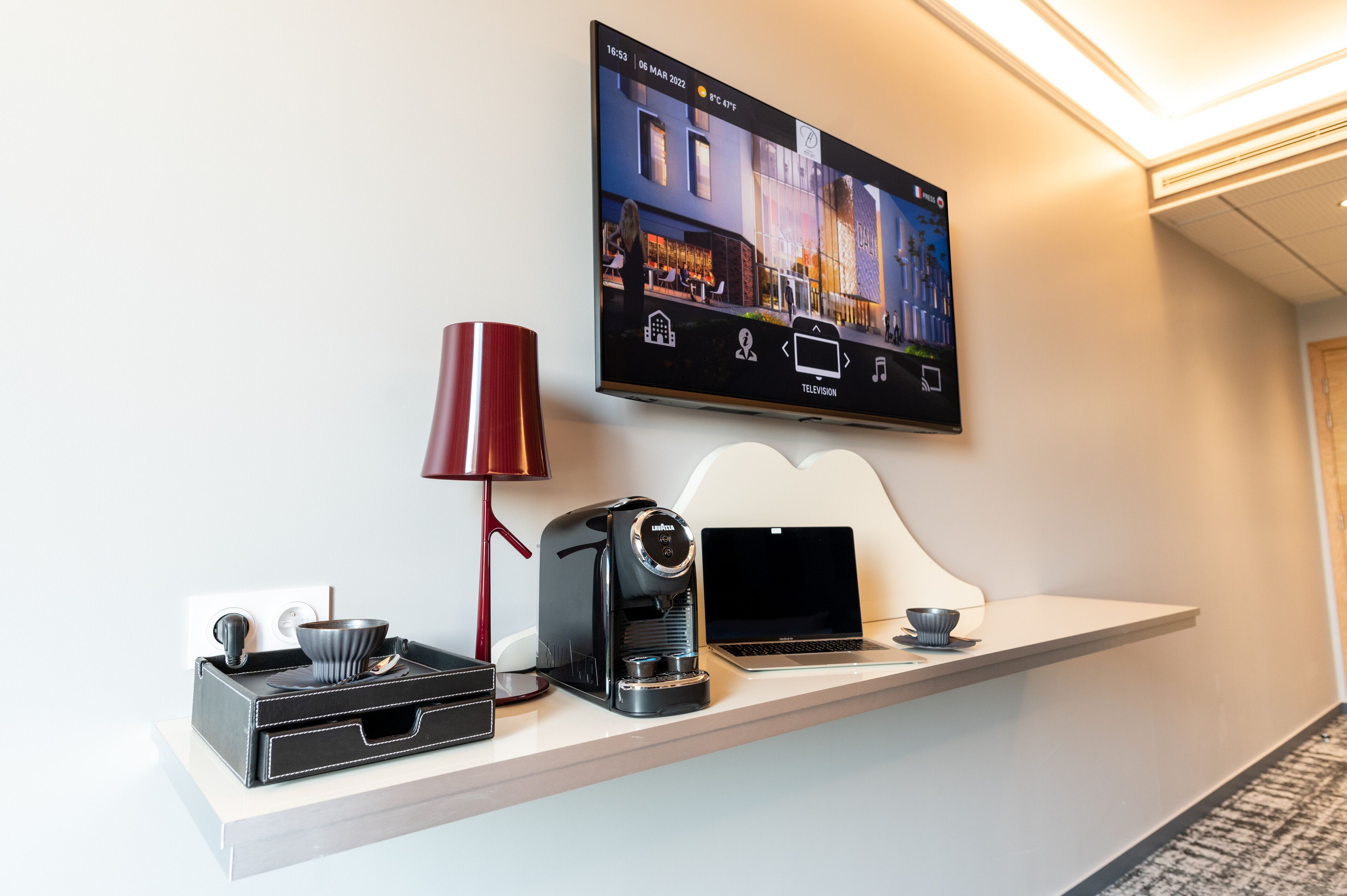 deluxe double room, non smoking | 1 bedroom, premium bedding, select comfort beds, in-room safe