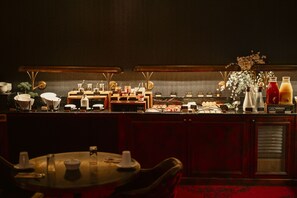 Daily buffet breakfast for a fee - Hotel Dali Val d'Europe, Tapestry Collection by Hilton (Chanteloup-en-Brie)