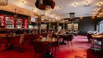 Petit déjeuner et déjeuner servis sur place, restauration en plein air