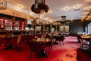 Se sirven desayunos y almuerzos, restaurante con mesas al aire libre 