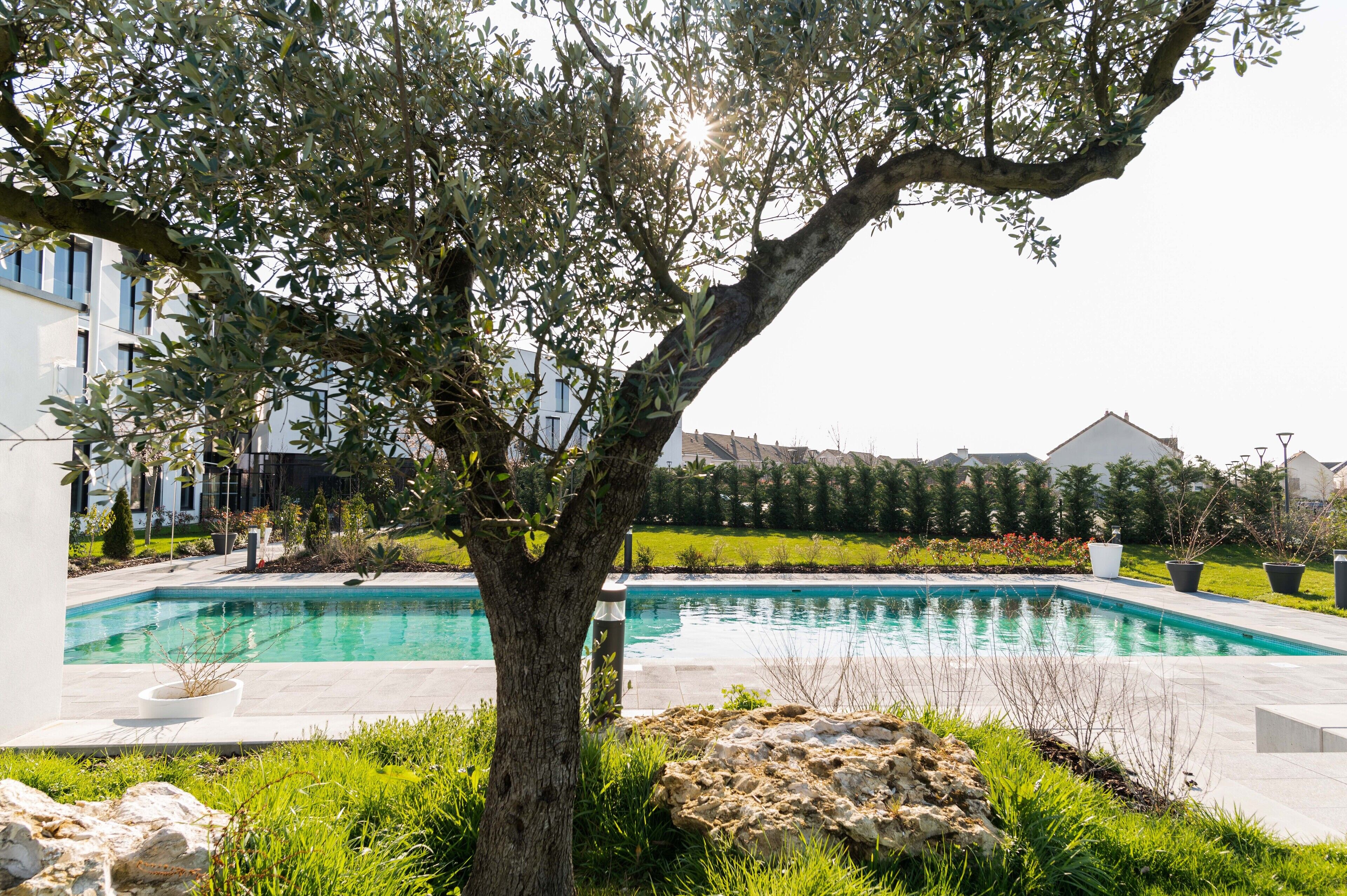 outdoor pool, open 9:00 am to 7:00 pm, free pool cabanas, pool umbrellas