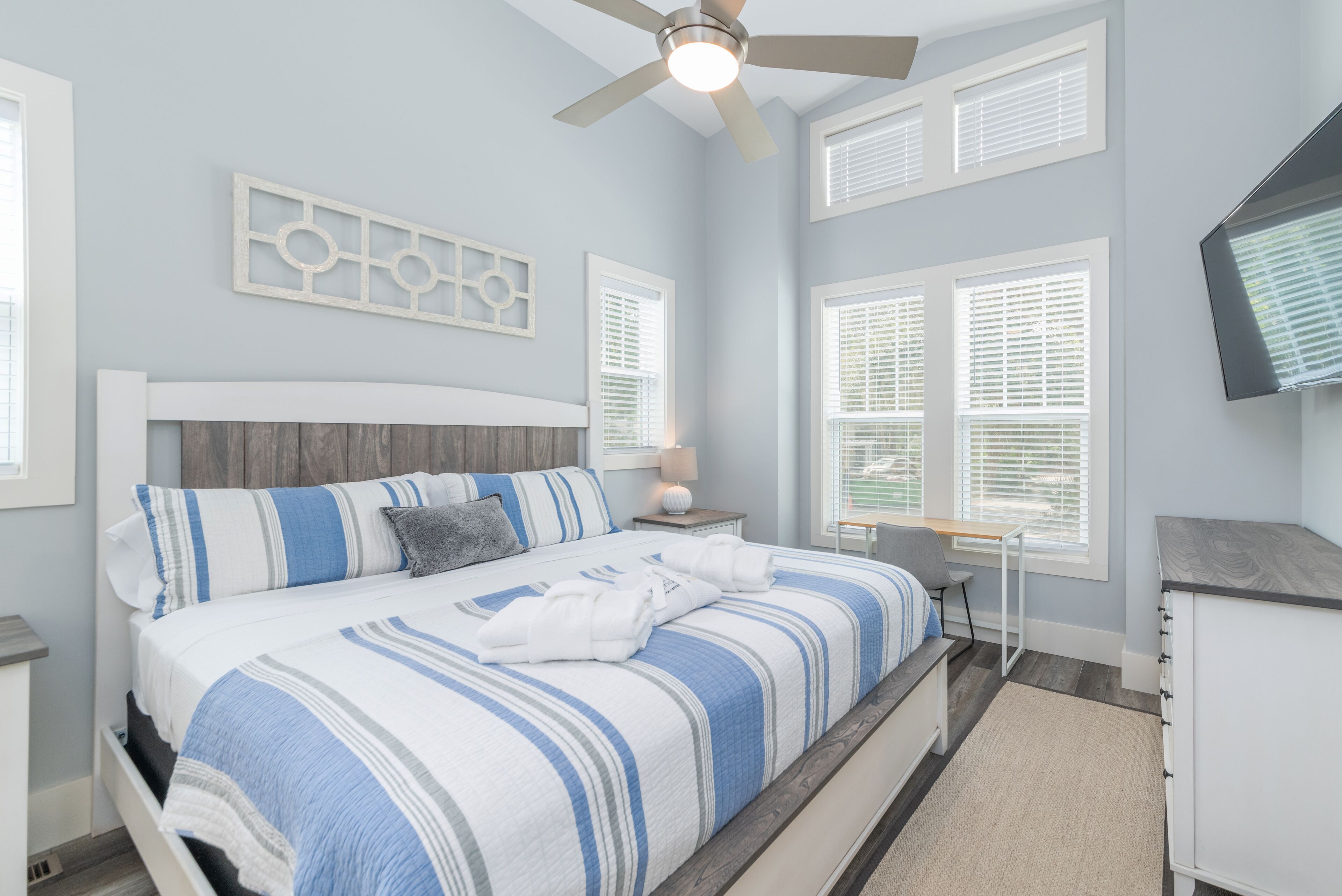 PET FRIENDLY| Private Pool| Hot Tub|  Fenced Yard| Walk to Beach