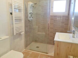 Douche, sèche-cheveux, bidet, serviettes fournies